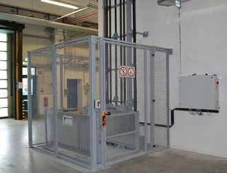 Freight elevator, goods elevator, scissor lift table and freight elevator with supply