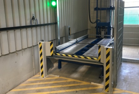 A picture of a vertical conveyor with connection to a horizontal conveyor technology is presented here. The plate conveyors, chain conveyors or roller guides are automated.