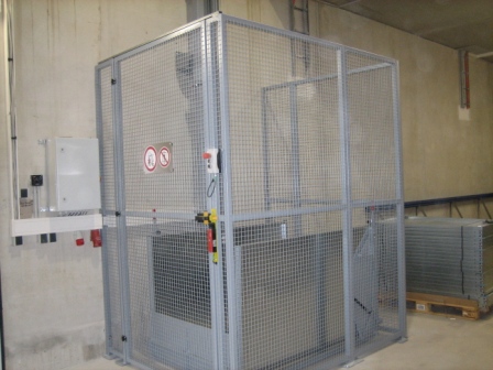 Implementación específica para un cliente de un elevador de carga en las instalaciones del cliente.