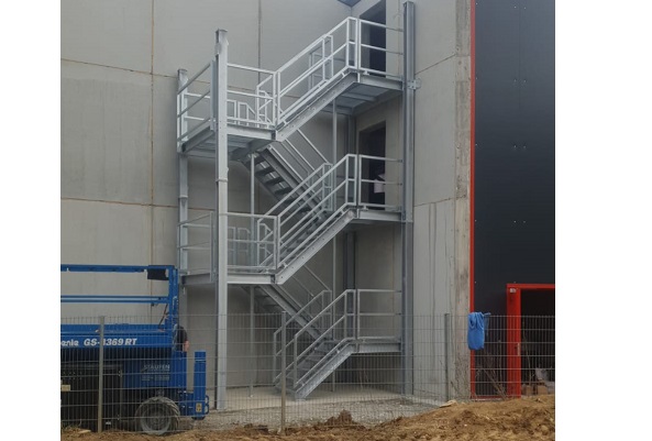 Das Bild zeigt einen Treppenturm wie er bei einem unserer Kunden aufgebaut wurde. Der Komplette Stahlbau wurde von der Fischer Maschinen GmbH gefertigt.