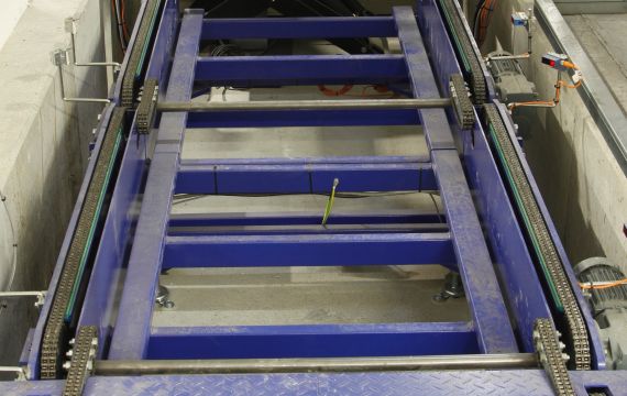 Plattenförderer beim Kunden der Europaletten, Industriepaletten Gitterboxen transportiert
