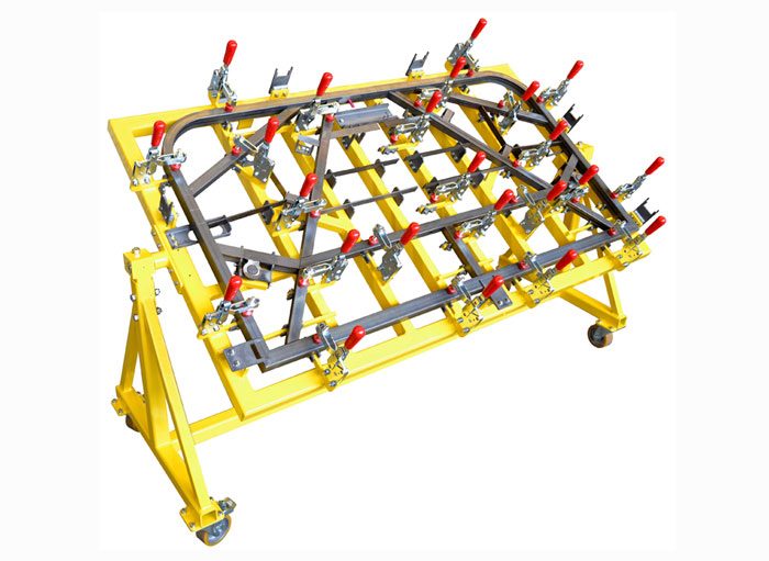 Auf diesem Bild sehen Sie eine von Fischer Maschinen gefertigte Schweißvorrichtung, die durch ihre erstklassige Ergonomie und Benutzerfreundlichkeit besticht. Diese maßgeschneiderte Vorrichtung wurde entwickelt, um den Schweißprozess zu optimieren, indem sie eine komfortable und präzise Handhabung ermöglicht. Die durchdachte Konstruktion sorgt für eine flexible Anpassung und einfache Bedienbarkeit, was die Effizienz und Sicherheit am Arbeitsplatz erhöht. Die hohe Verarbeitungsqualität und die Anpassungsfähigkeit der Vorrichtung gewährleisten eine langfristige Zuverlässigkeit und höchste Schweißqualität. Vertrauen Sie auf die Expertise von Fischer Maschinen, um innovative und ergonomische Lösungen zu erhalten, die Ihre Produktionsabläufe verbessern und die Arbeitsergonomie fördern.